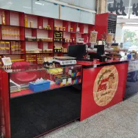 دکور کامل ویترین و قفسه فروشگاهی  بسیار تمیز