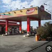 دو مجموعه پمپ بنزین و گازوئیل و مغازه‌های ان