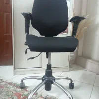 دوعدد صندلی اداری به همراه میز