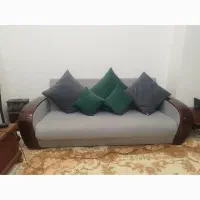 مبل راحتی تمیزتمیز تازه پارچه وروکش وفومش روعوض شد