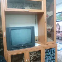 کمد و تلویزیون