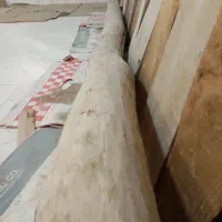 گهواره چوبی بچه و تیر و تخته چوبی