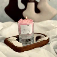 شمع فروشی هم به صورت عمده و هم به صورت خرده