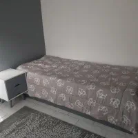 تخت و کمد طوسی و سفید در حد نو