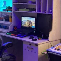 میز تحریر و کامپیوتر