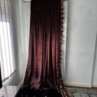 تعدادی پرده مخمل دکوری و آویز جمع کننده پرده سالم