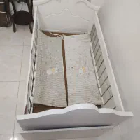 تخت کودک و صندلی غذای کودک