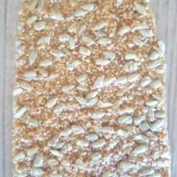 سوهان پولک‌ تخمه کنجد سیاه دانه گل محمدی شاهدانه