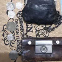 تعدادی اشیاء قدیمی کلکسیونی کیف سکه. کتاب خطی...|کلکسیون اشیاء عتیقه|مبارکه, |دیوار