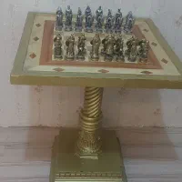 میز بازی شطرنج با مهره هاش