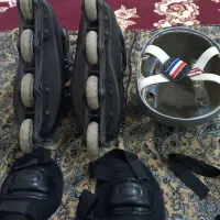یک جفت اسکیت با زانو بند و کلاه ایمنی