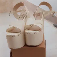 کفش پاشنهبلند|کیف، کفش، کمربند|خوی, |دیوار