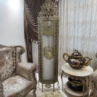 ساعت ایستاده کنارسالنی طرح برنجی و برنز