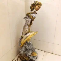 میز کنار سالنی . میز تلفن  .  مجسمه