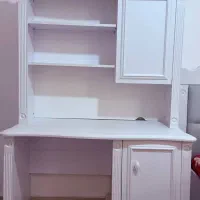میز تحریر و کتابخانه