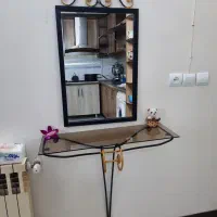 آینه فرفورژه با میز و شیشه  در حد نو بسیار شیک