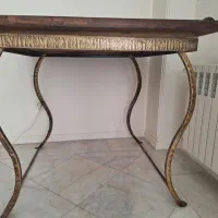 میز چوبی با پایه فلزی کار دست