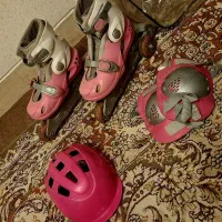 اسکیت و کلاه و زانو بند