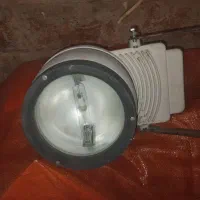 نورافکن بزرگ سالم درحدود نو برای محیطهای بزرگ