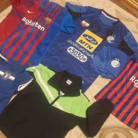 تعدادی لباس فوتبال ی ورزشی بچگانه