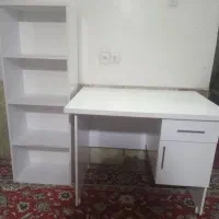 میز و کتابخانه