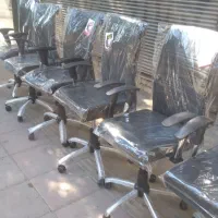 تعدادی صندلی  چرخدار  وانتظار