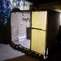 یک عدد قفس بزرگ با چندتا کبوتر|پرنده|سرپل ذهاب, |دیوار