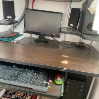 کامپیوتر سامسونگ با میز