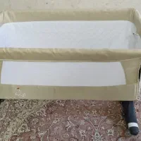 تخت کنار مادر و گهواره نوزاد