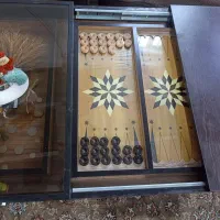 میز جلو مبلی با تخته نرد