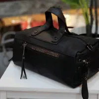 مقداری پوتین و کیف|کیف، کفش، کمربند|دورود, |دیوار