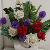 گل رز به همراه گلدان سرامیکی