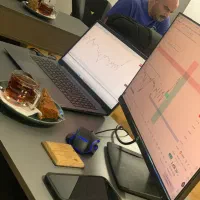 میزهای اشتراکی و اتاق آموزش وکار|اجارهٔ کوتاهمدت دفتر کار و فضای آموزشی|رشت, گلسار|دیوار