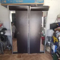 دو عدد رخت آویز و یک عدد دراور چهار کشو