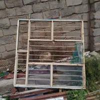 پنجره بزرگ سنگین و محکم