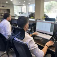 کارشناس فروش در نمایندگی مدیرانخودرو
