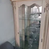 ویترین رنگ استخوانی کارکرده سالم همراه ظروف داخلش|بوفه، ویترین، کنسول|اسلامشهر, شهرک سعیدیه|دیوار