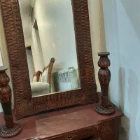 ایینه و‌کنسول و شمعدان چرمی