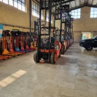 کارگر ساده و فنی در تعمیرگاه لیفتراک