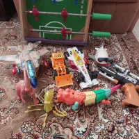 تعدادی اسباب بازی و فوتبال دستی
