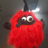 عروسک قرمز رنگ