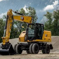 راننده بیل مکانیکی و نیسان کمپرسی