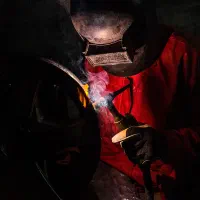 جوشکار ماهر برای نصب فلشینگ و اکسپندد متال