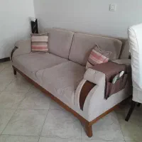مبل سه نفره با یک میز وسط