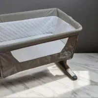 تخت کنار مادر زویی