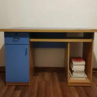 میز تحریر و کامپیوتر