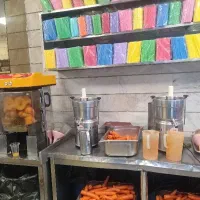 کارگر ساده و ماهر در آبمیوه فروشی و بستنی