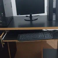 کامپیوتر ولوازمش وبه همراه میز