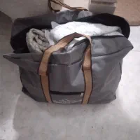 یک کیف لباس زنانه ودخترانه سالم و تروتمیز