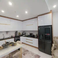 کابینت هایگلاس سفید طرح چوب